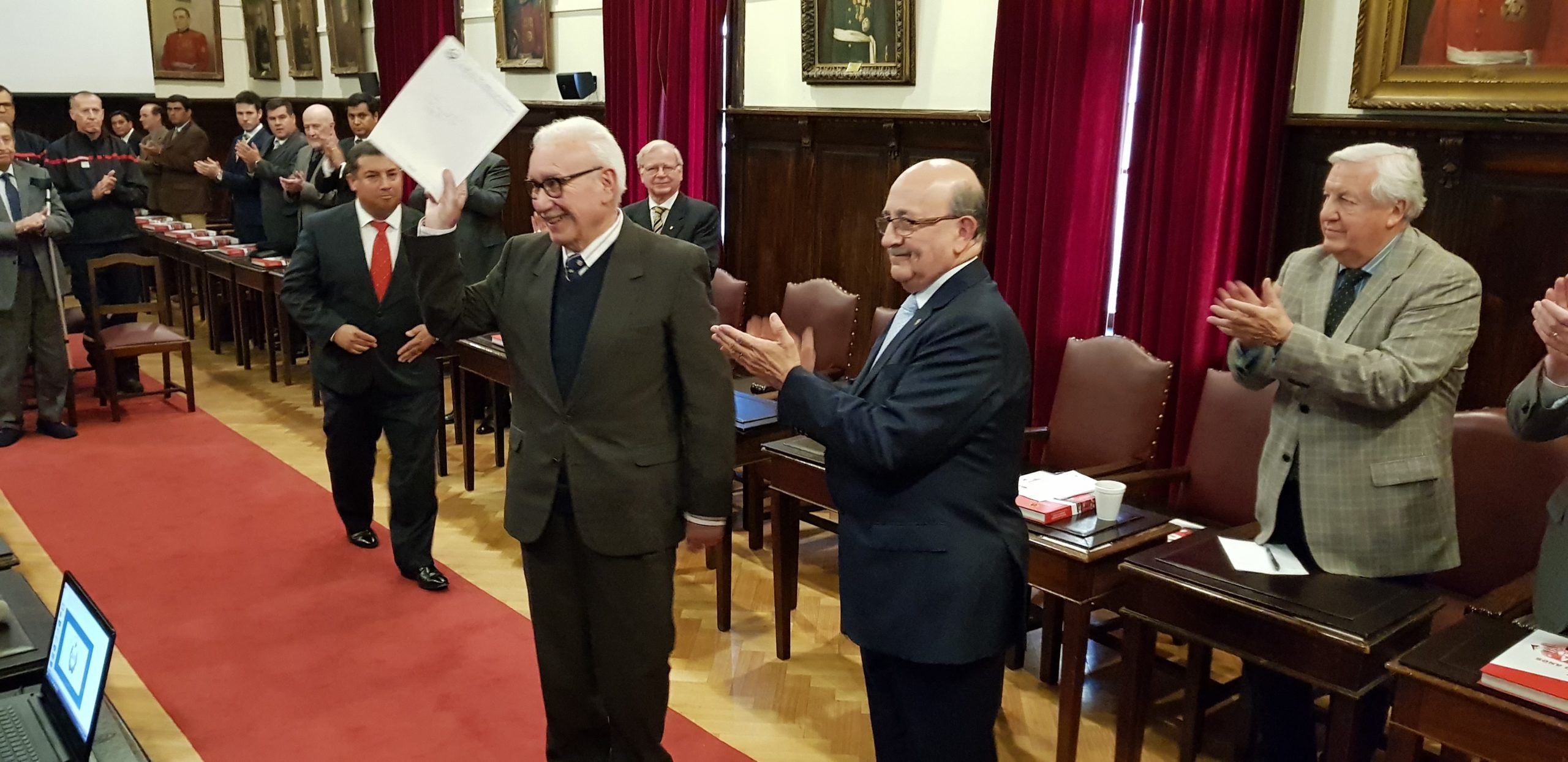 M.H. RENE MOURGUES BUENO RECIBE PREMIO POR 55 AÑOS