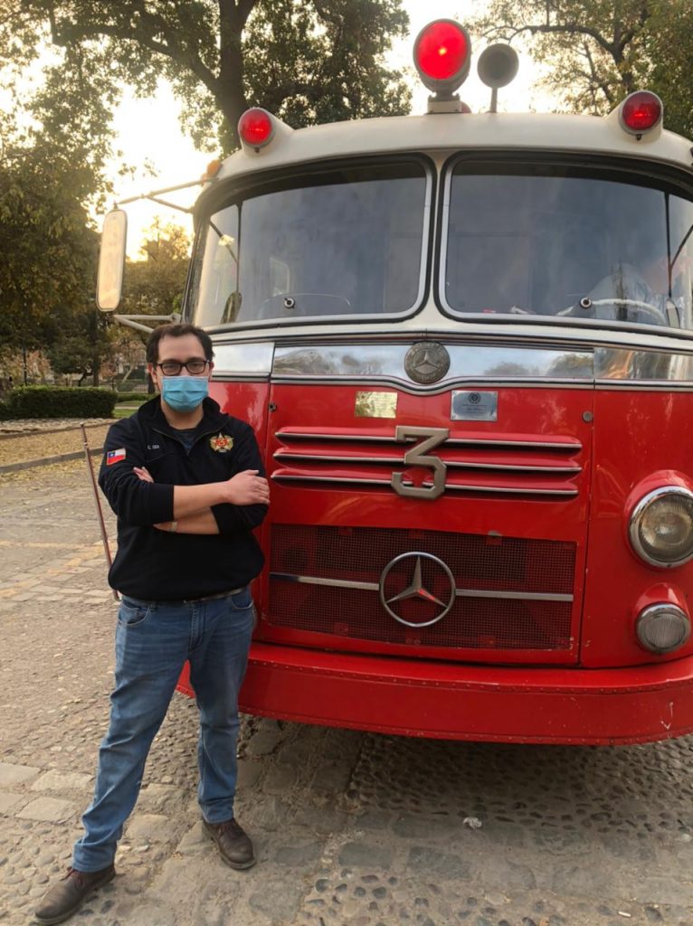 El Sr. Ayudante del Director don Camilo Cea Wilhelm junto a la reliquia Mercedes Benz 1957 "La Meche"