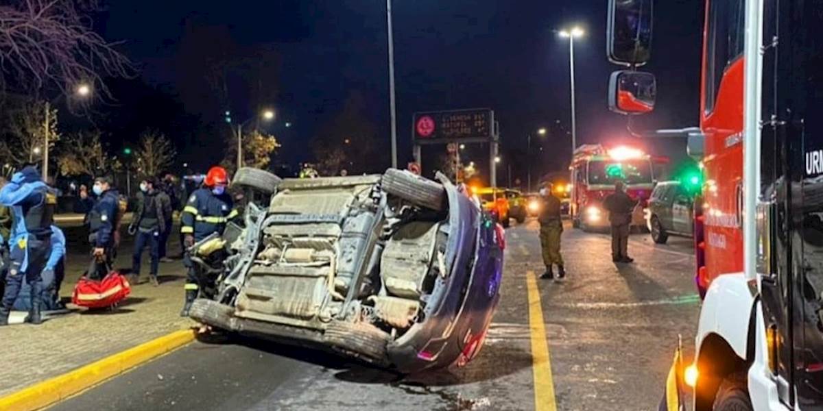 Llamado por rescate vehicular en Alameda con Vicuña Mackenna