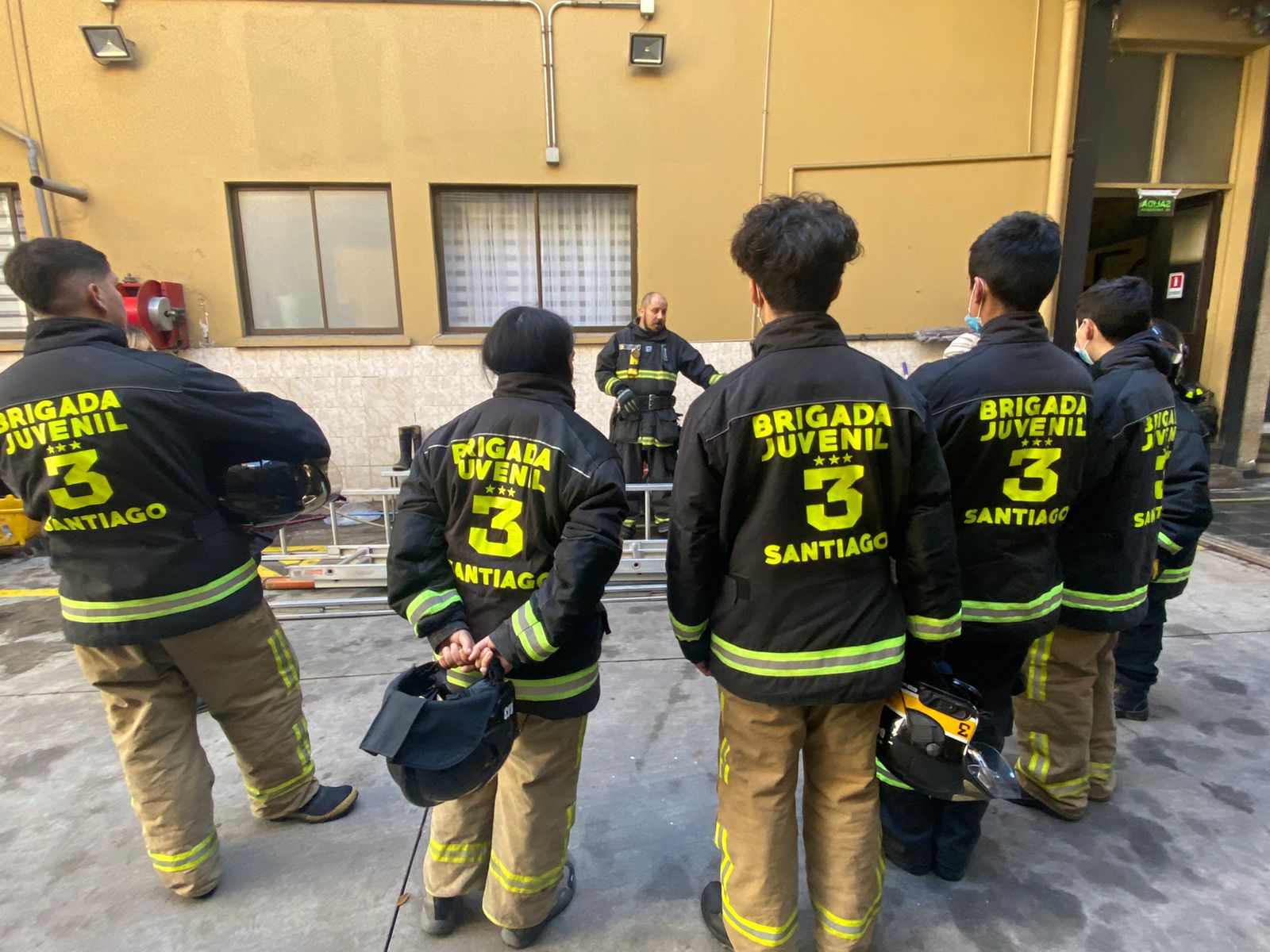 Brigadieres reciben instrucción en escalas