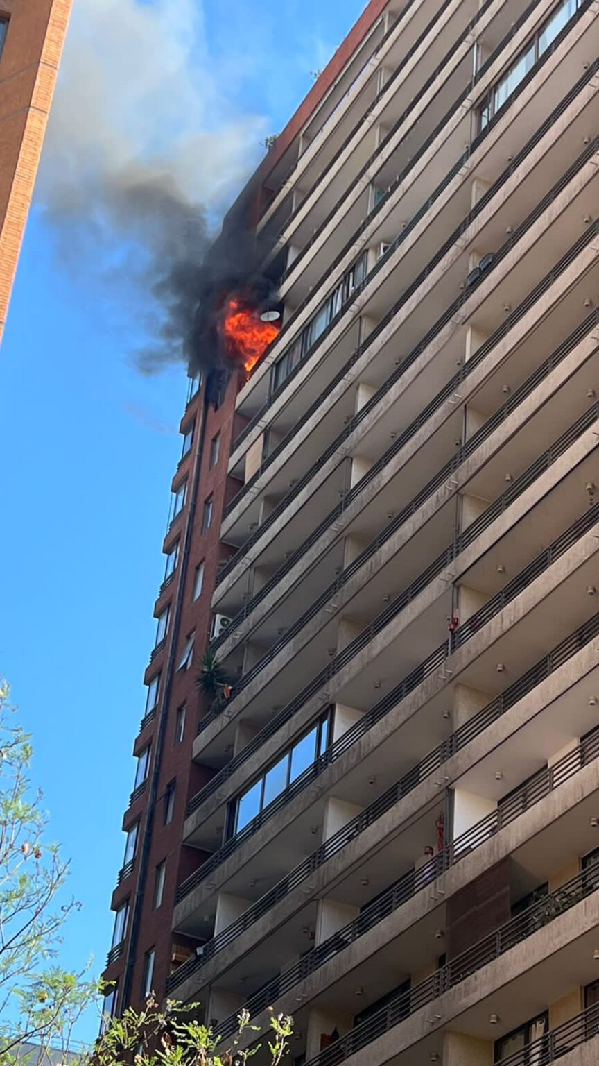 Incendio afectó edificio en Providencia