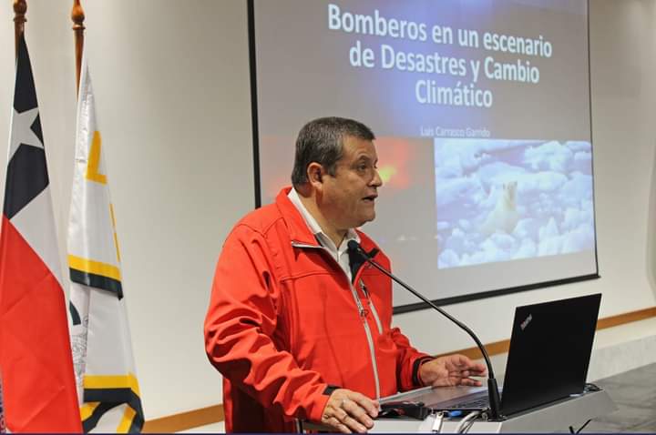 Rector de la EBS realiza clase magistral sobre Cambio Climático a Cuerpo de Bomberos de Puerto Montt.