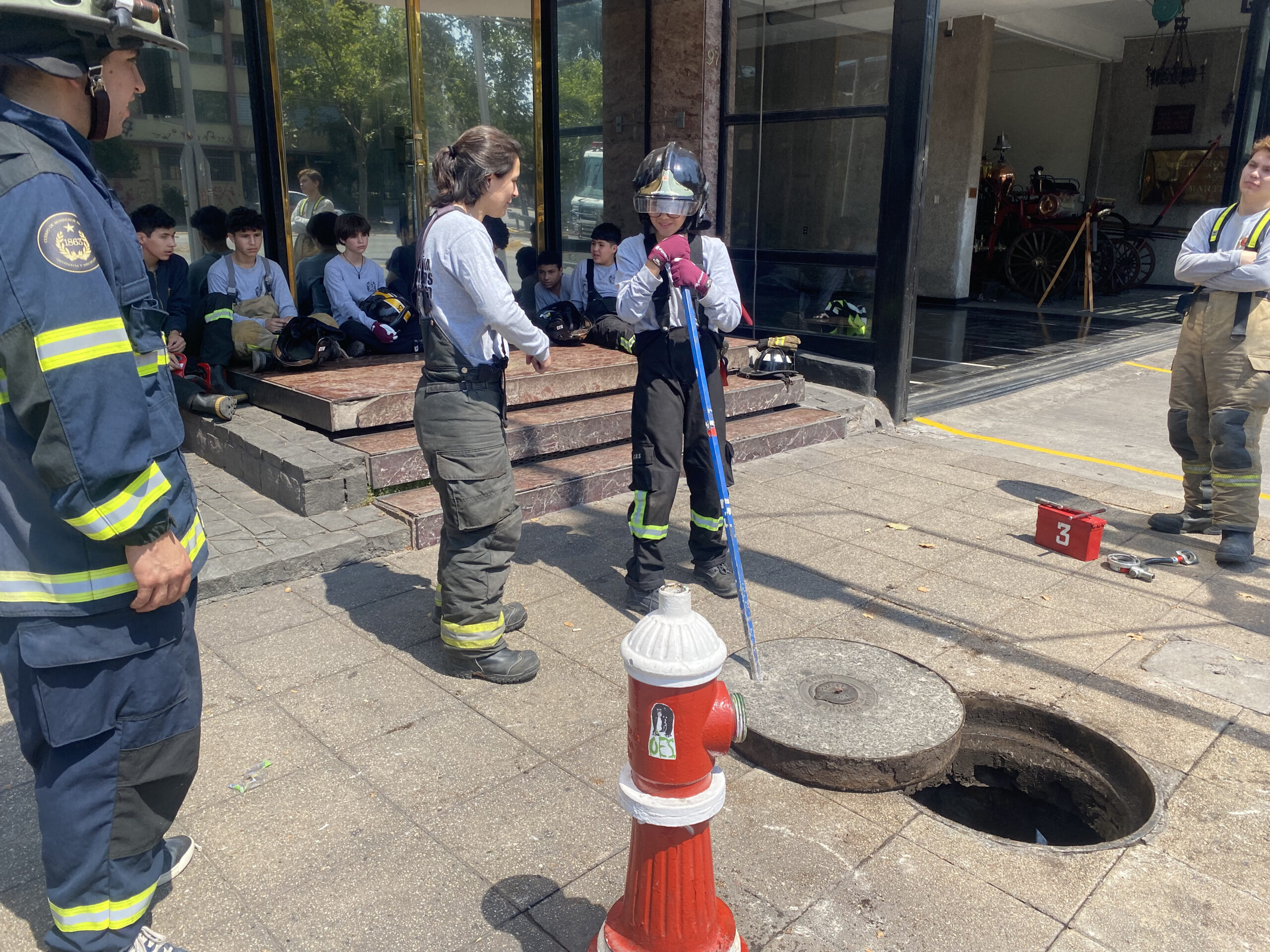 Brigada Juvenil recibe instrucción sobre material menor y grifos