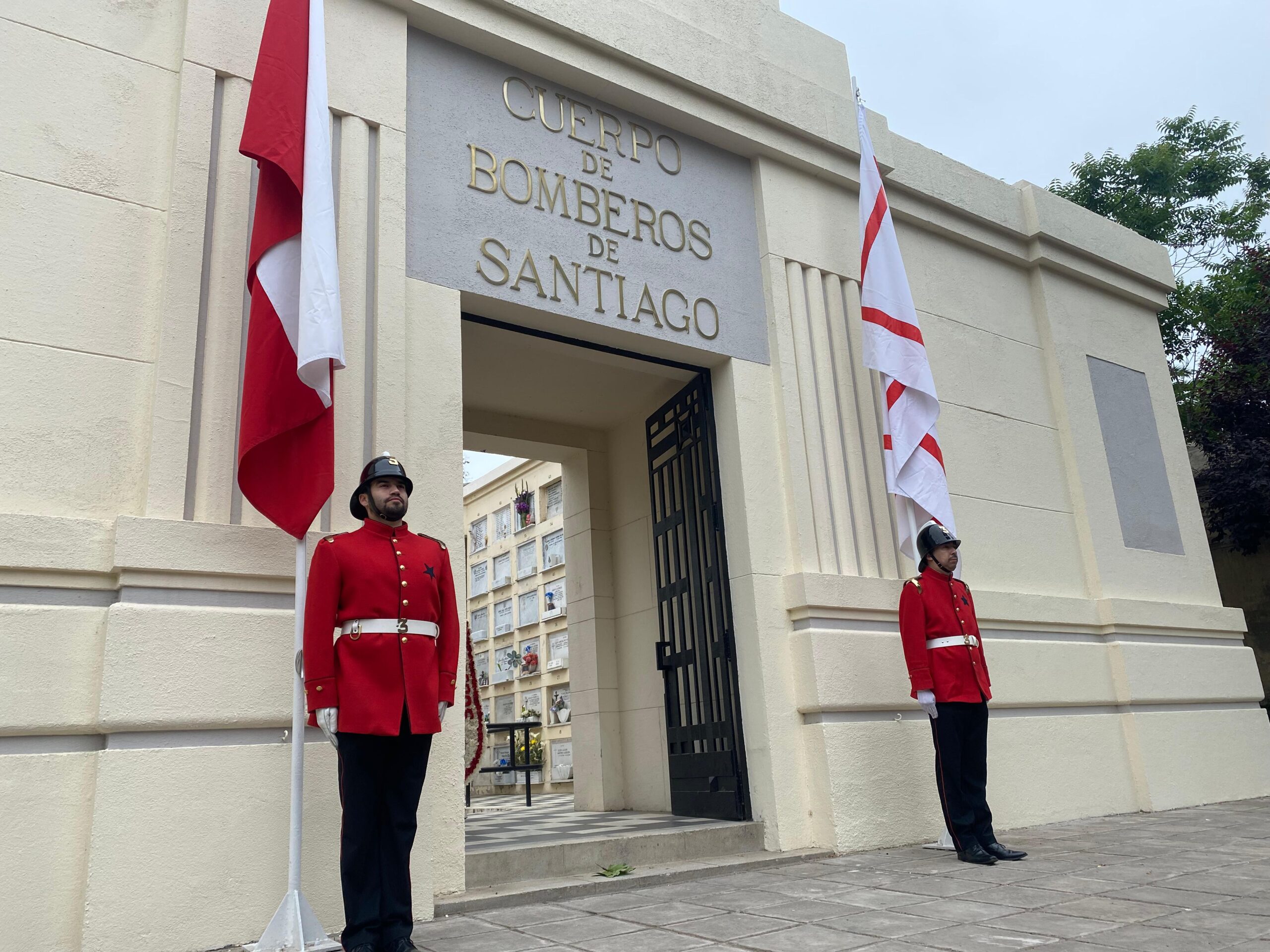 Guardia de Honor en el Mausoleo Institucional
