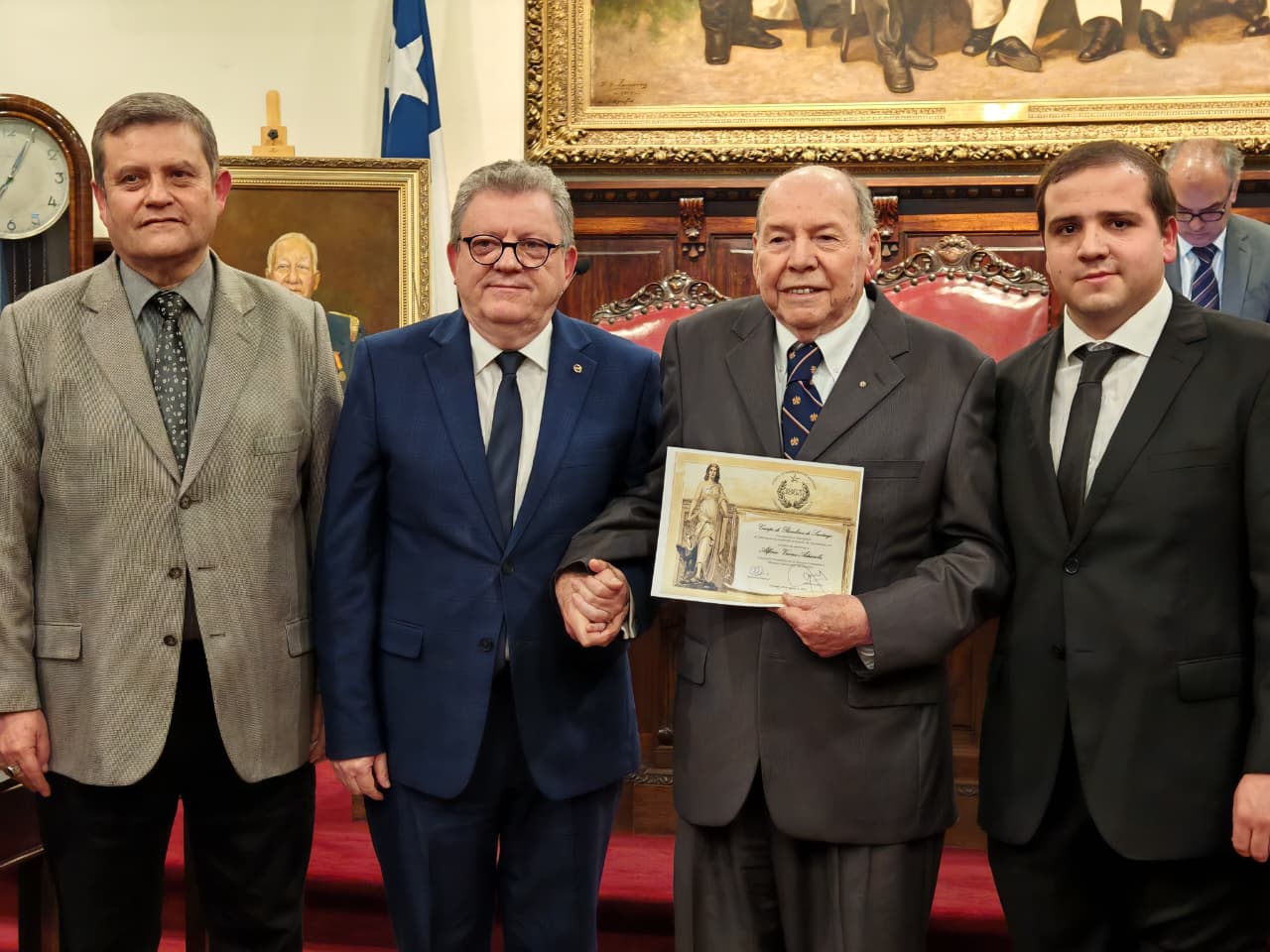 Tercerino Alfonso Viveros Adriasola recibe premio por 60 años de servicio